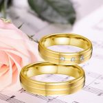 Dámsky snubný prsteň, s gravírovaným prúžkom, nerez, zlatá farba, veľkosť 7