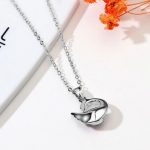 Náhrdelník s príveskom labuť, zdobený kryštálmi Swarovski, červená