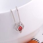 Náramok so srdiečkom zdobený kryštálmi Swarovski, červený