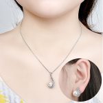 Súprava perlového náhrdelníka a náušníc zdobená kryštálmi Swarovski, biela