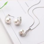 Súprava perlového náhrdelníka a náušníc zdobená kryštálmi Swarovski, biela