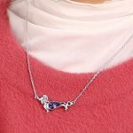 Náhrdelník s príveskom psíka zdobený kryštálmi Swarovski, tanzanit