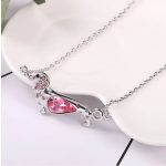 Náhrdelník s príveskom psíka, zdobený kryštálmi Swarovski, ružový