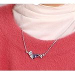 Náhrdelník s príveskom psíka, zdobený kryštálmi Swarovski, tanzanit