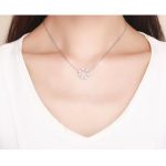 Strieborný náhrdelník s kvetinovým venčekom