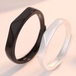 Ezüst karikagyűrű, egy pár, fekete-fehér