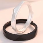 Ezüst karikagyűrű, egy pár, fekete-fehér