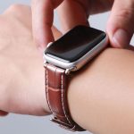 Remienok na Apple Watch s kovovou prackou, kožený, 42-44 mm, hnedý