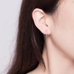 Strieborné náušnice modernej línie so zirkónovým kryštálom v striebornej farbe