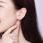 Strieborné náušnice modernej línie so zirkónovým kryštálom v striebornej farbe