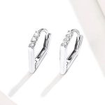 Strieborné náušnice modernej línie so zirkónovým kryštálom v striebornej farbe