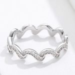 Strieborný prsteň vlnitý, so zirkónovým kryštálom, veľkosť 6