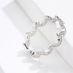 Strieborný prsteň vlnitý, so zirkónovým kryštálom, veľkosť 8