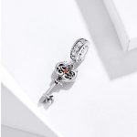 Strieborný prívesok na kľúče so zirkónovým kryštálom