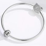 Strieborné perlové kúzlo so vzorom peria