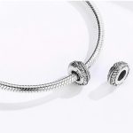 Strieborné perlové kúzlo so vzorom peria