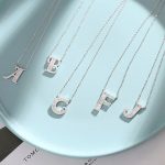 Strieborný náhrdelník s príveskom písmena, J