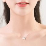 Strieborný náhrdelník s príveskom písmena, W