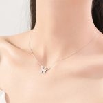 Strieborný náhrdelník s príveskom písmena, W