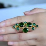 Oválny prsteň, zdobený okrúhlymi kamienkami, kryštál Swarovski