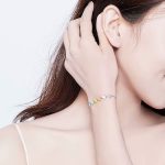 Ezüst karkötő színes szívekkel