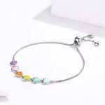 Ezüst karkötő színes szívekkel