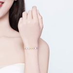 Ezüst karkötő színes szívekkel