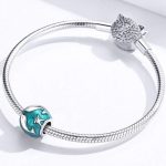 Strieborné kúzlo s delfínmi