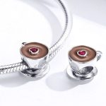 Strieborný prívesok, šálka kávy