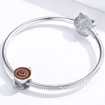 Strieborný prívesok, šálka kávy