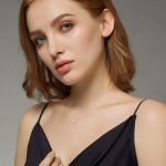 Strieborný náhrdelník s priesvitným príveskom