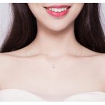 Strieborný náhrdelník s priesvitným krištáľovým príveskom