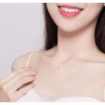 Strieborný náhrdelník s priesvitným krištáľovým príveskom