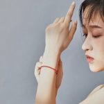 Strieborný náramok s tenkým povrazom, červený