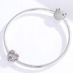 Strieborné kúzlo s prepichnutým srdcom, viacfarebné