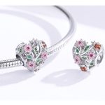 Strieborné kúzlo s prepichnutým srdcom, viacfarebné