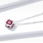 Strieborný náhrdelník s príveskom ďatelina, červená