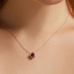 Strieborný náhrdelník s príveskom ďatelina, červená