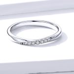 Strieborný prsteň s bielymi kryštálmi, veľkosť 8