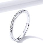 Strieborný prsteň s bielymi kryštálmi, veľkosť 8