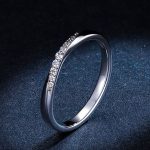 Strieborný prsteň s bielymi kryštálmi, veľkosť 6