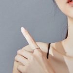 Strieborný prsteň s bielymi kryštálmi, veľkosť 6