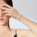 Ezüst karkötő zsinórral, piros