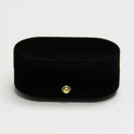 Elegantná šperkovnica na prstene alebo náušnice zo zamatu, čierna