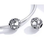 Strieborné perlové kúzlo so srdiečkami