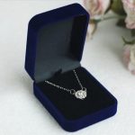 Zamatová šperkovnica na náhrdelník, modrá