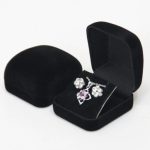 Zamatová šperkovnica na náhrdelník, náušnice a set, čierna