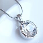 Kamenný náhrdelník, zdobený kryštálmi Swarovski