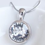 Kamenný náhrdelník, zdobený kryštálmi Swarovski