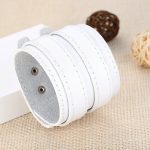 Široký punkový náramok, kožený, biely, s dvojitou prackou